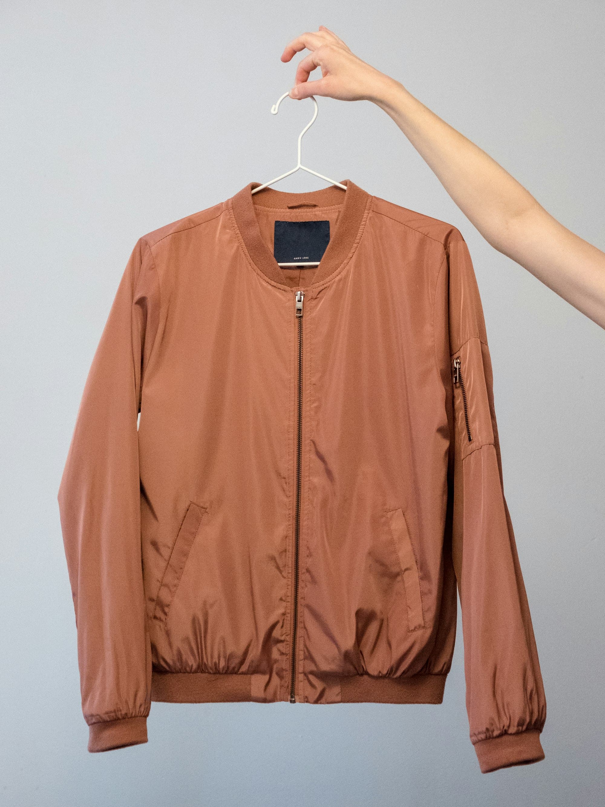 Donkergroene North Face fleece vest op hanger