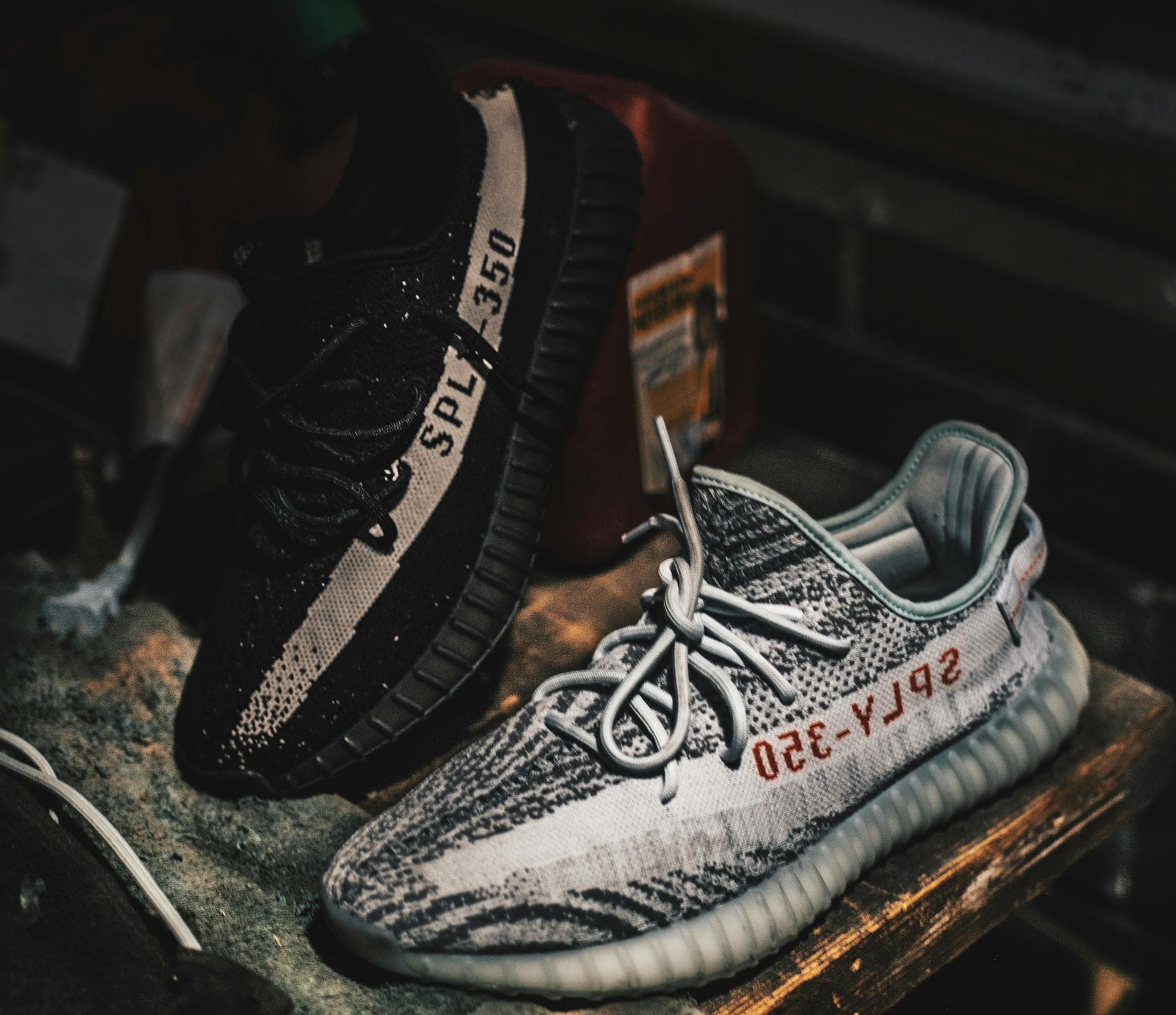 Paar tweedehands sneakers