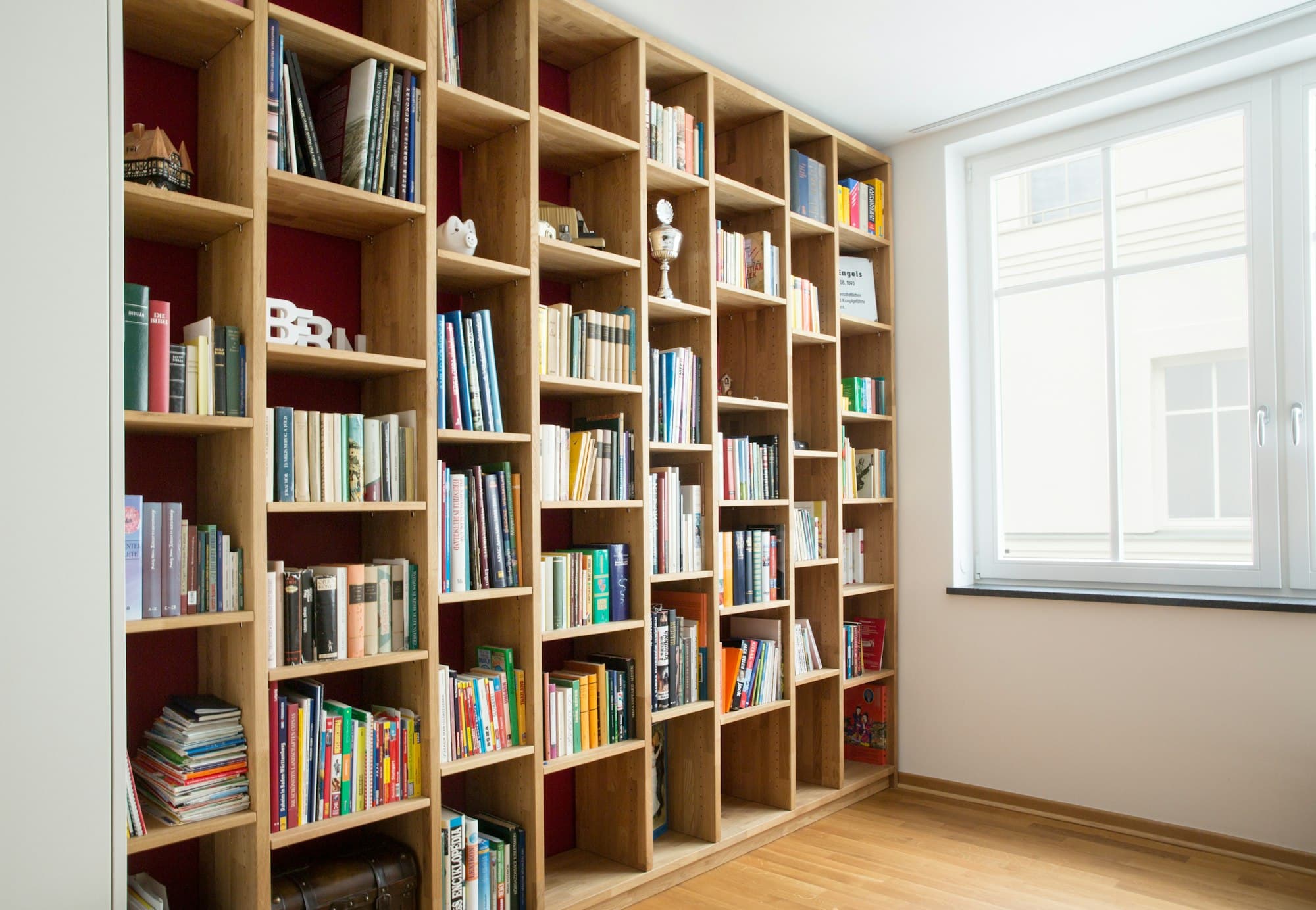Witte IKEA Billy boekenkast vol met boeken tegen een witte muur