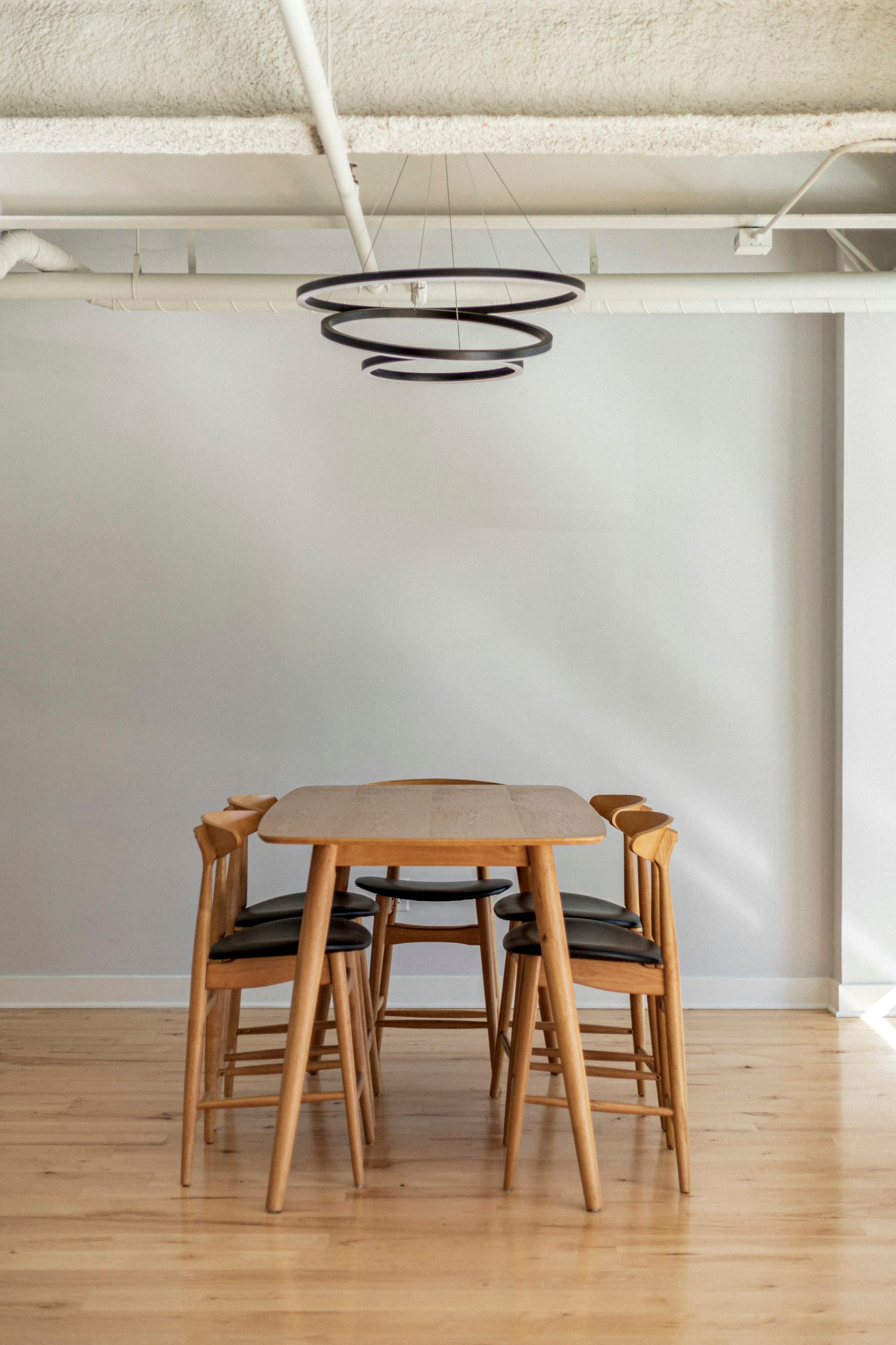 Massief eikenhouten eettafel in woonkamer