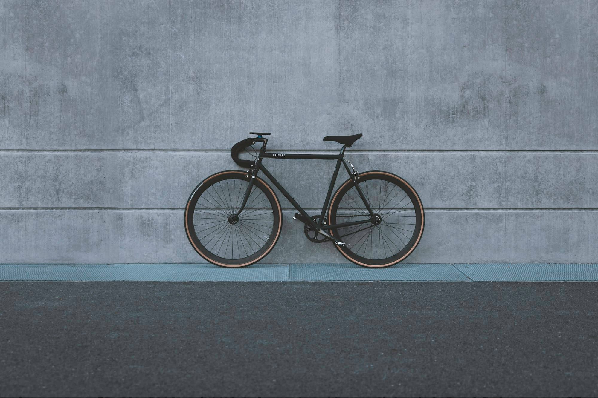 Grijze Babboe City bakfiets met regenkap voor de deur