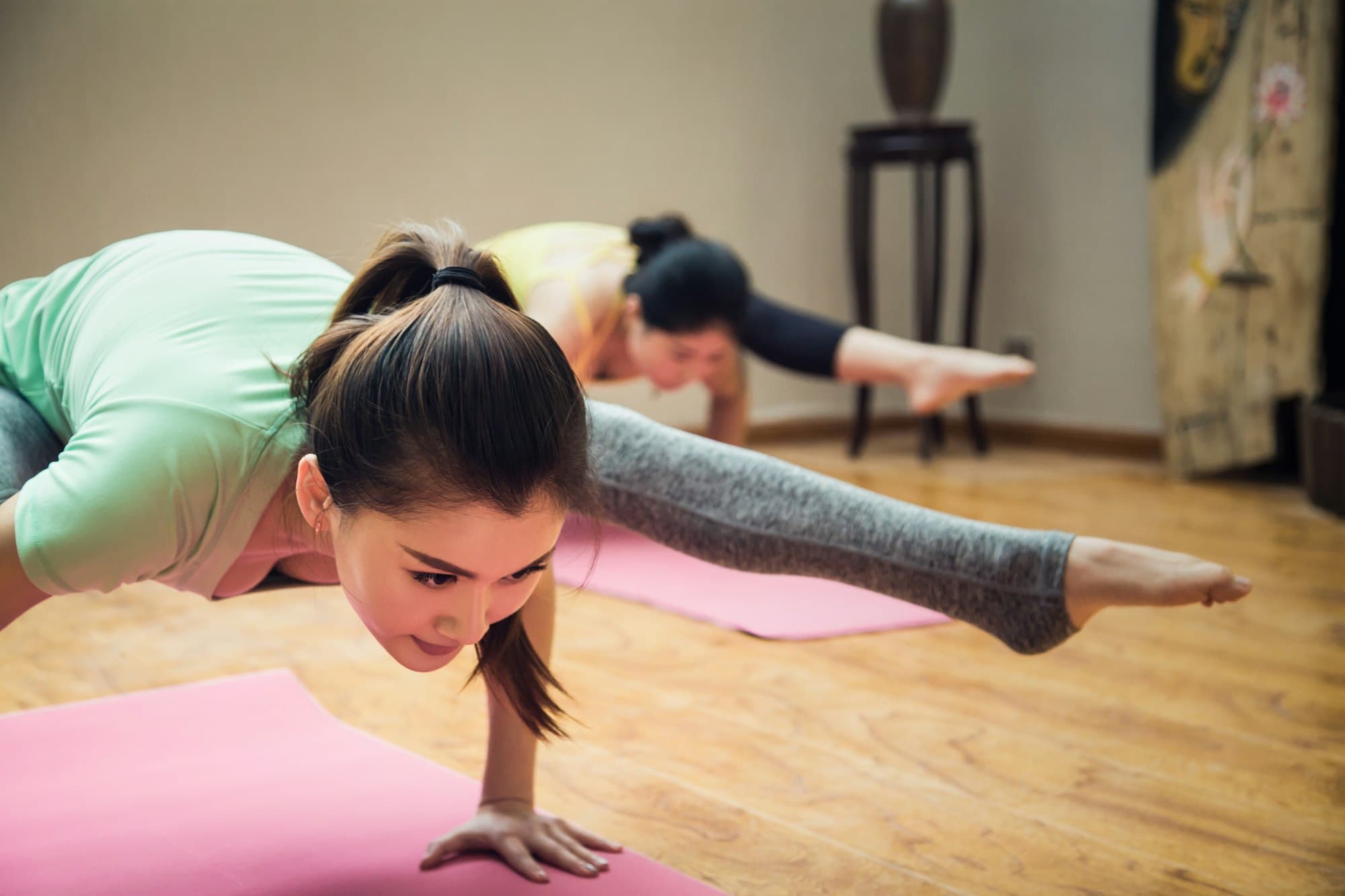 Opgerolde zwarte Manduka yogamat met draagriem