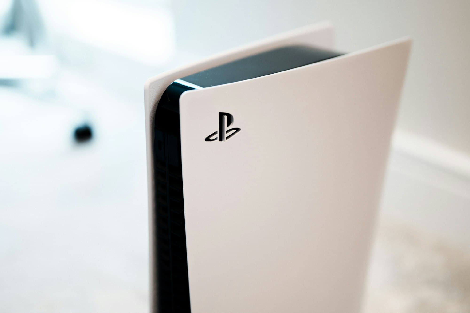 PlayStation 5 console naast twee controllers