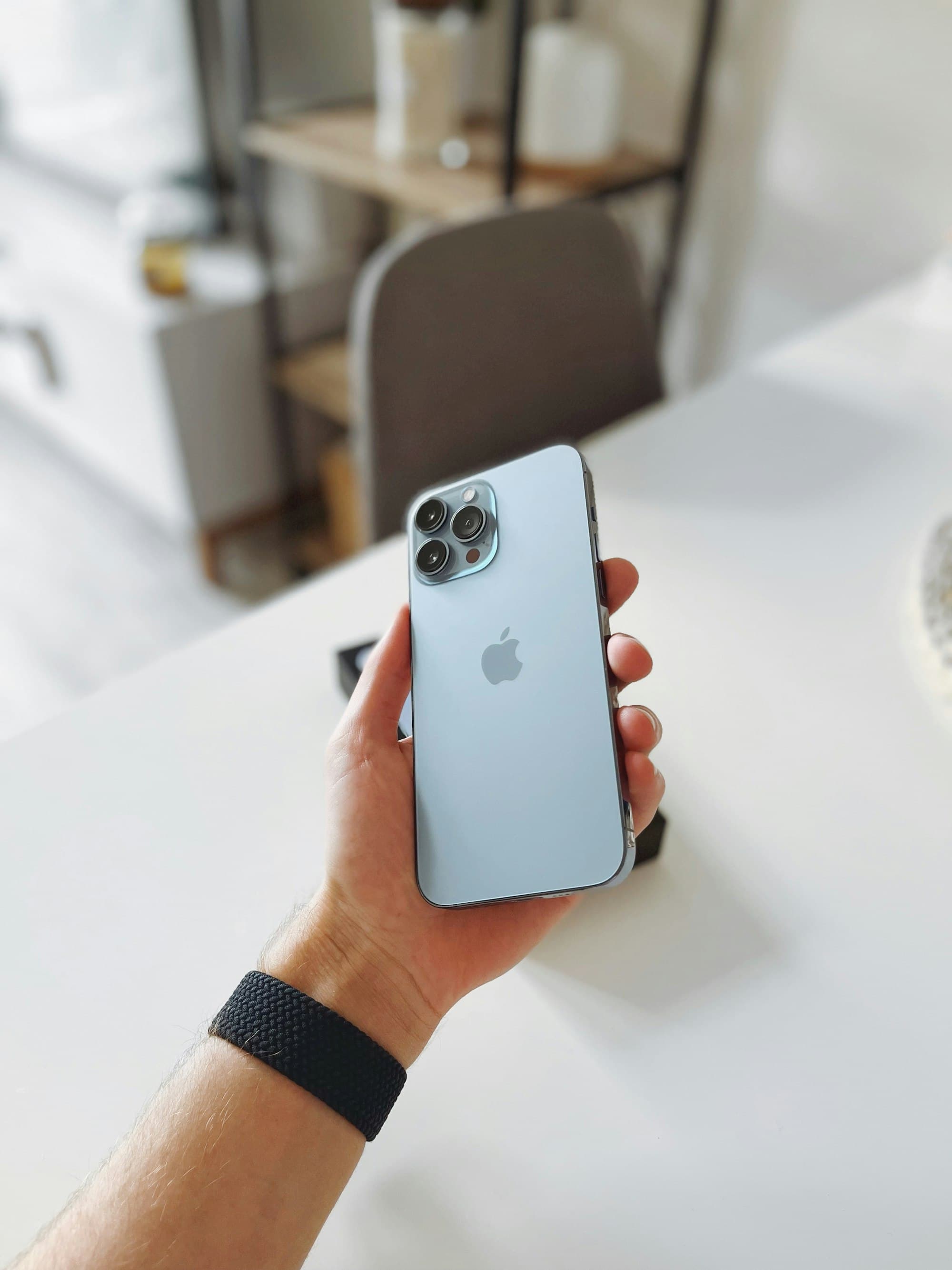 Zwarte iPhone op een lichte tafel