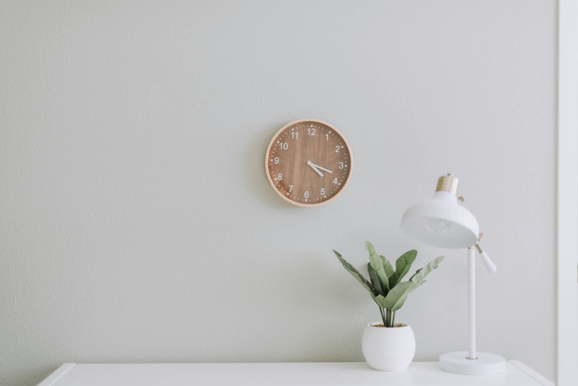 Ronde houten salontafel in woonkamer
