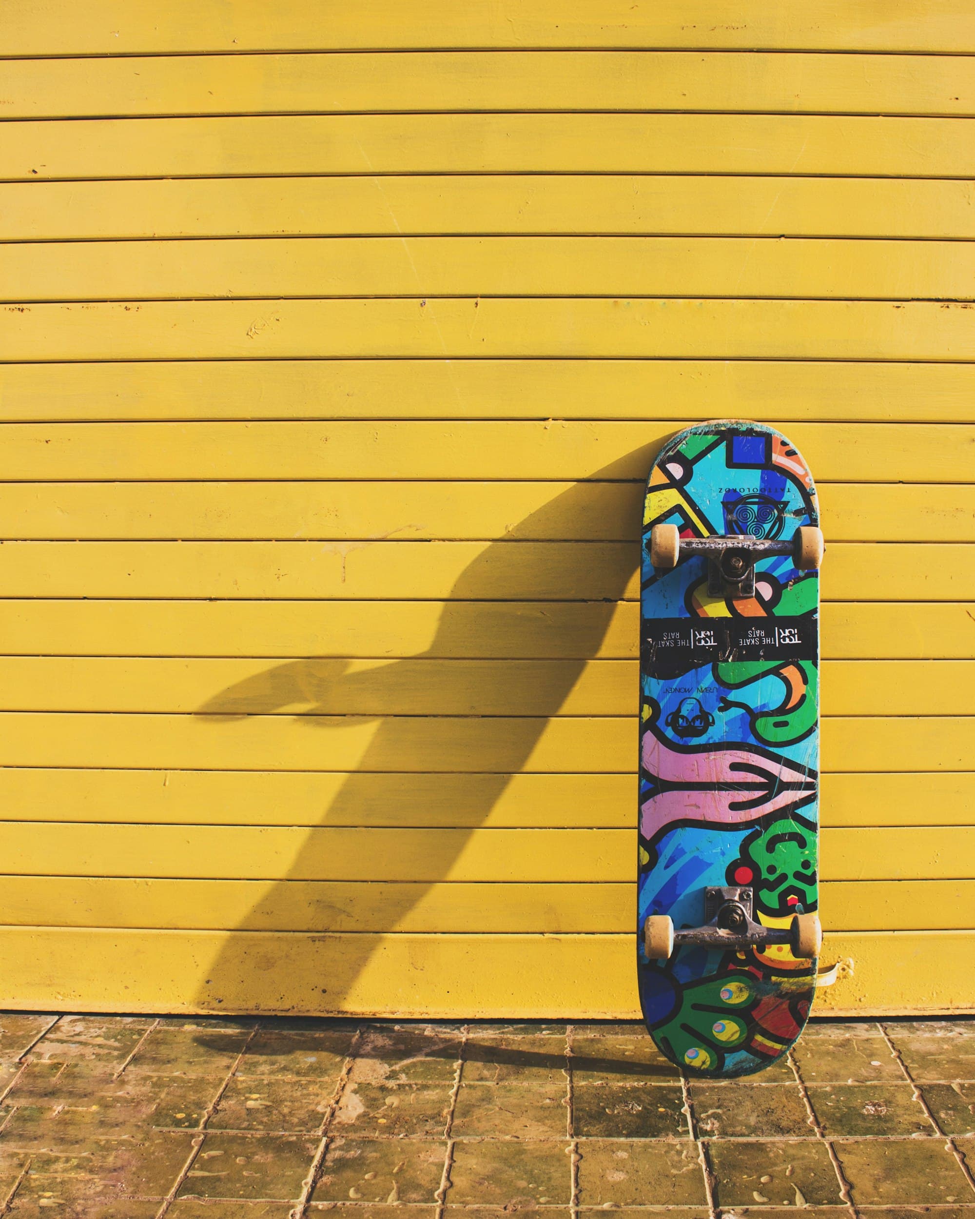 Skateboard op betonnen ondergrond