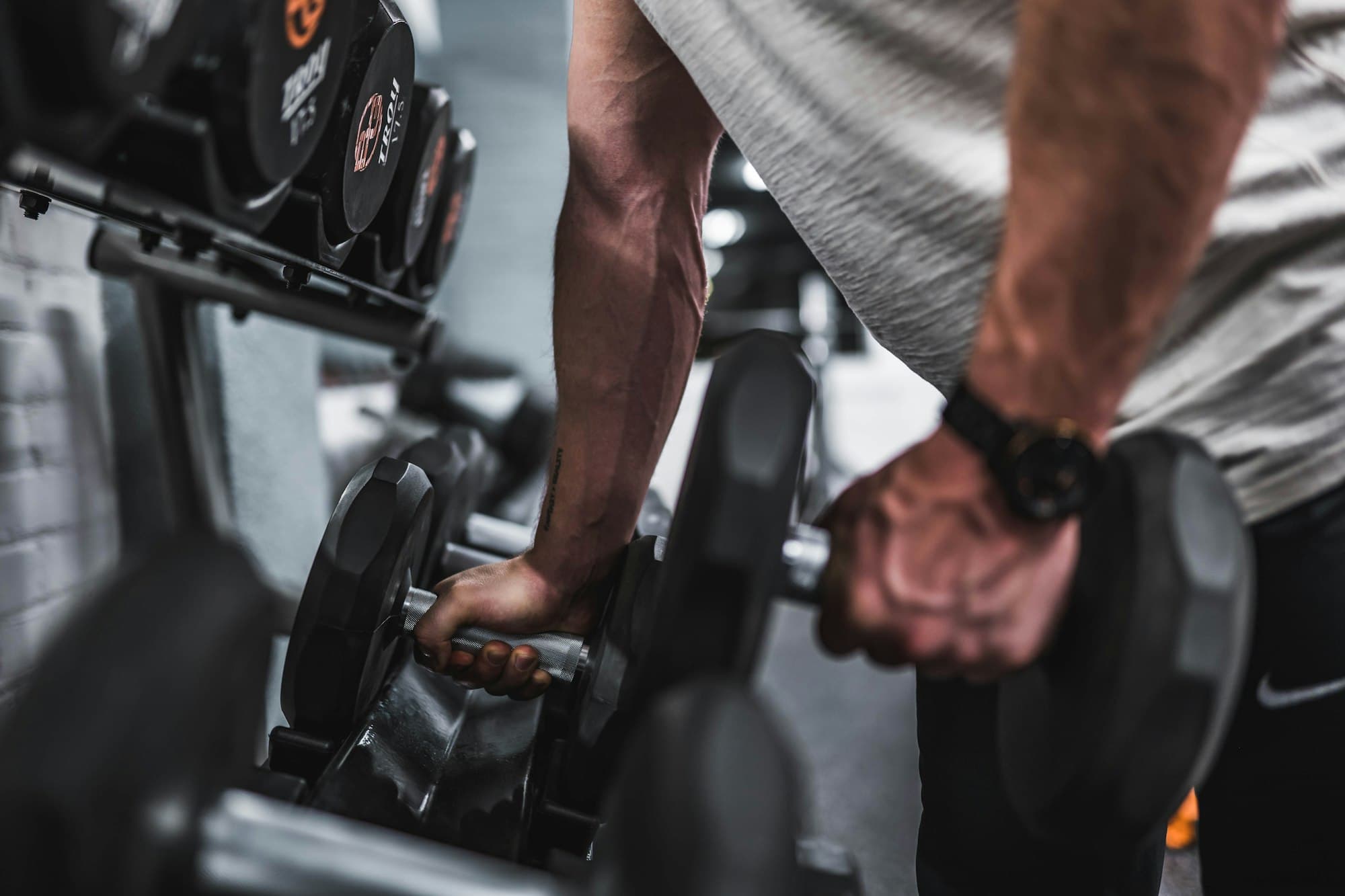 Dumbbells op sportvloer