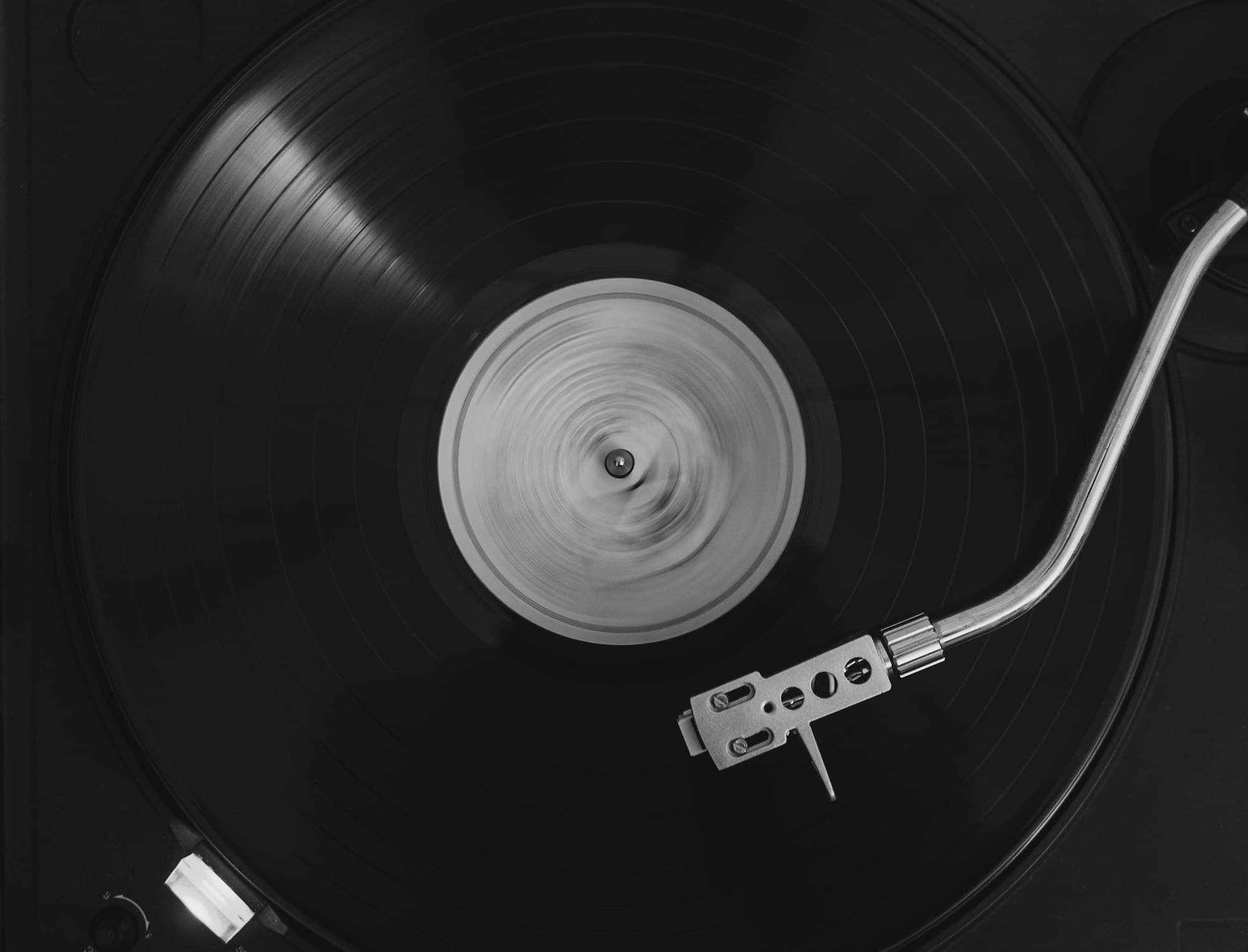 Draaiende plaat op een vintage platenspeler
