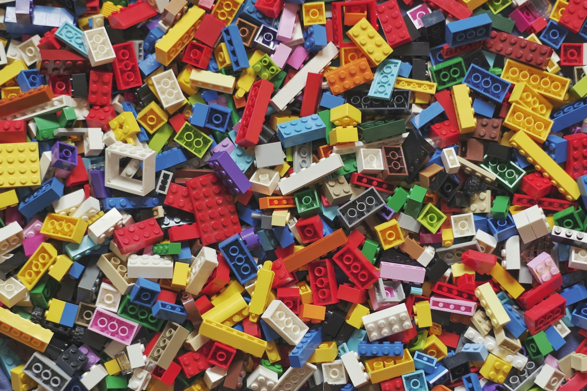 Kleurrijke LEGO bouwstenen op tafel