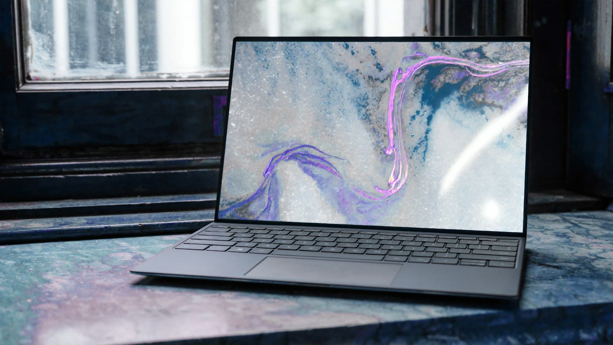 Dell XPS 15 laptop open op een bureau