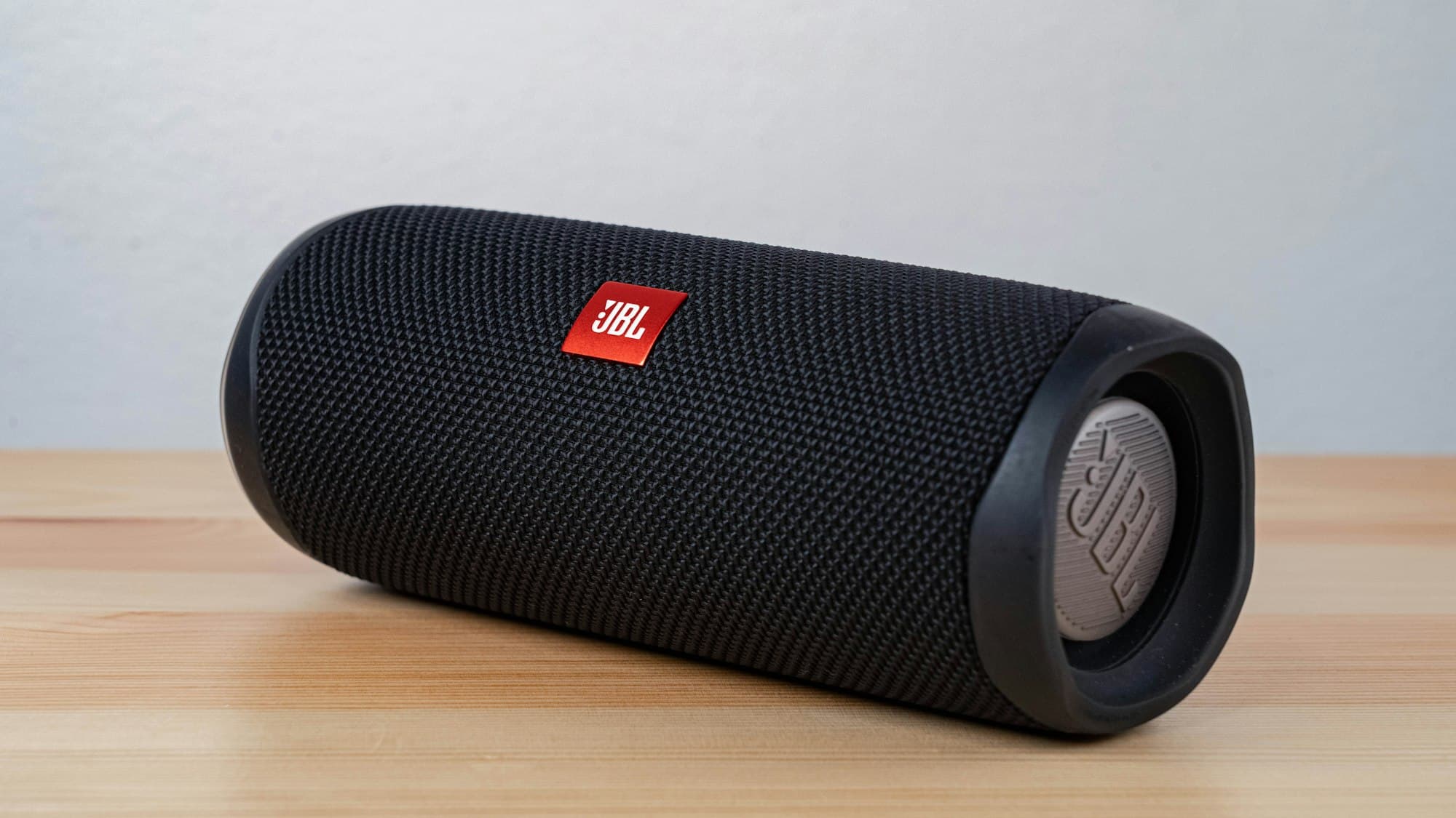 JBL Charge 5 speaker in zwart op witte achtergrond