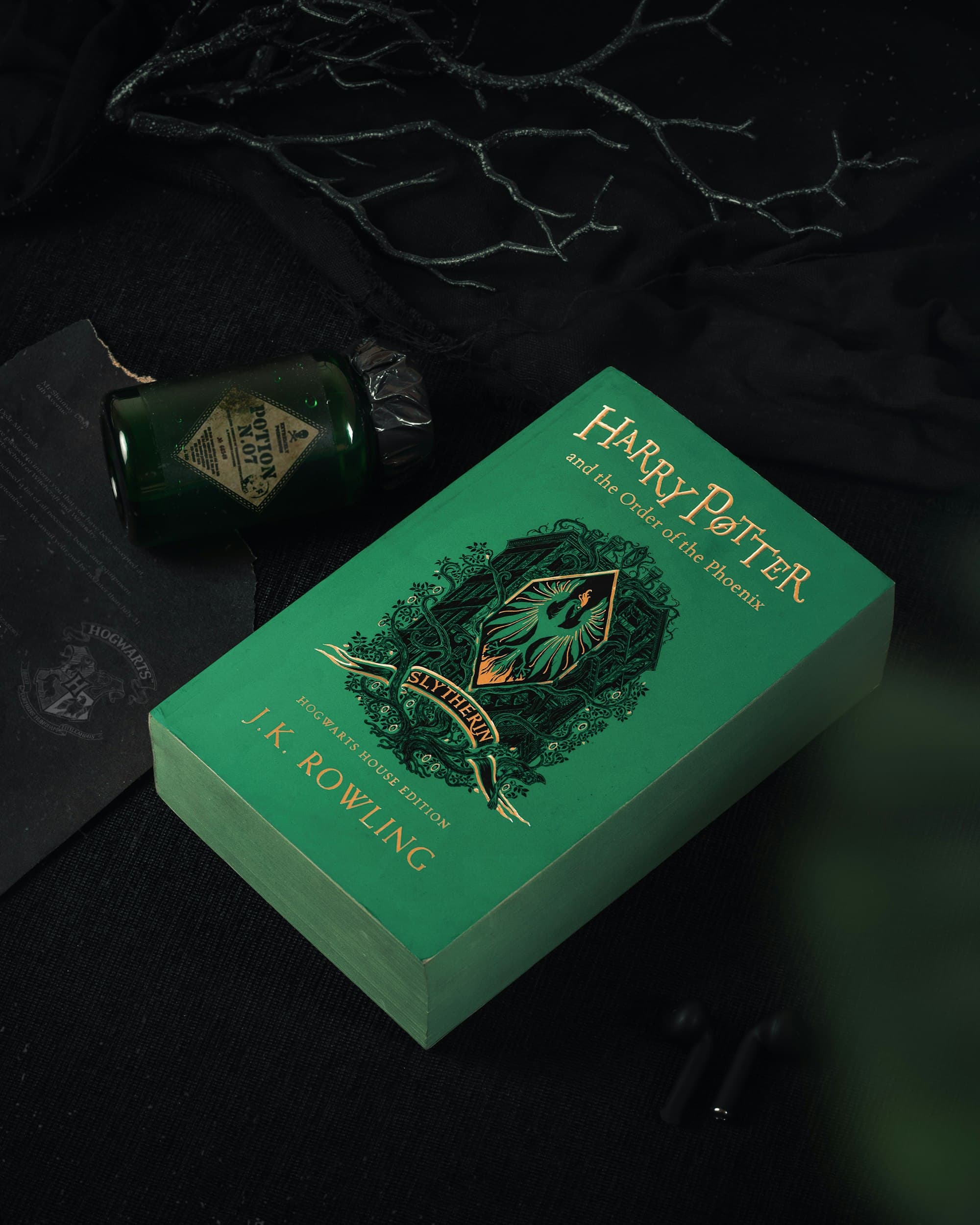Zeven Harry Potter hardcover boeken op een rij