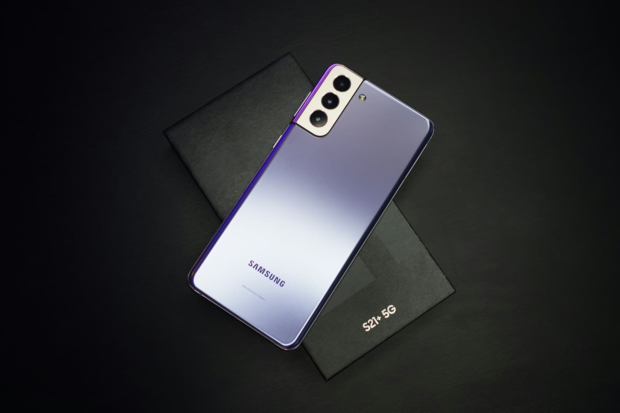Smartphone met zwart scherm op bureau