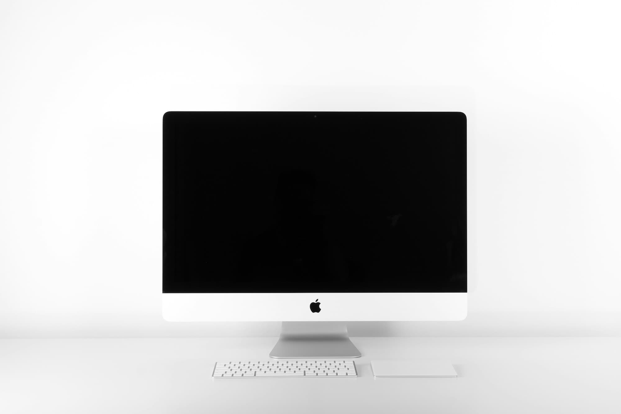 Breed computerscherm op een thuiswerkplek