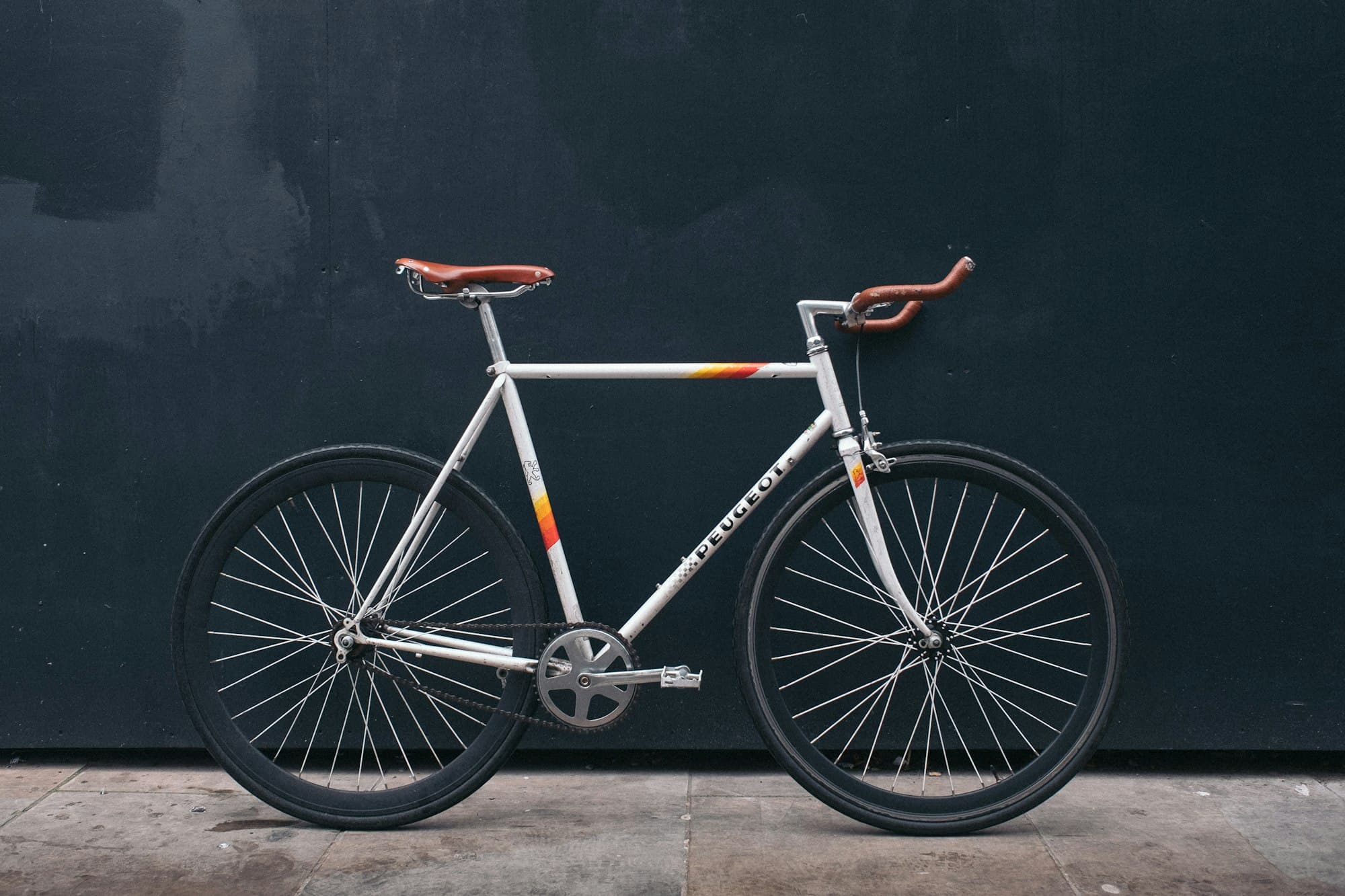 Racefiets tegen een muur