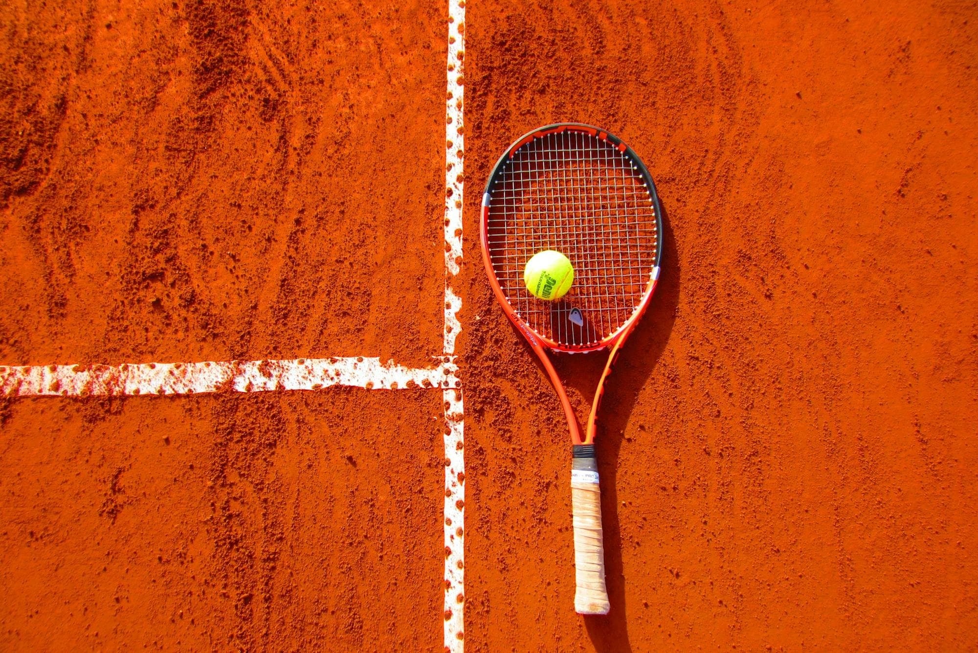 Tennisracket op tennisbaan