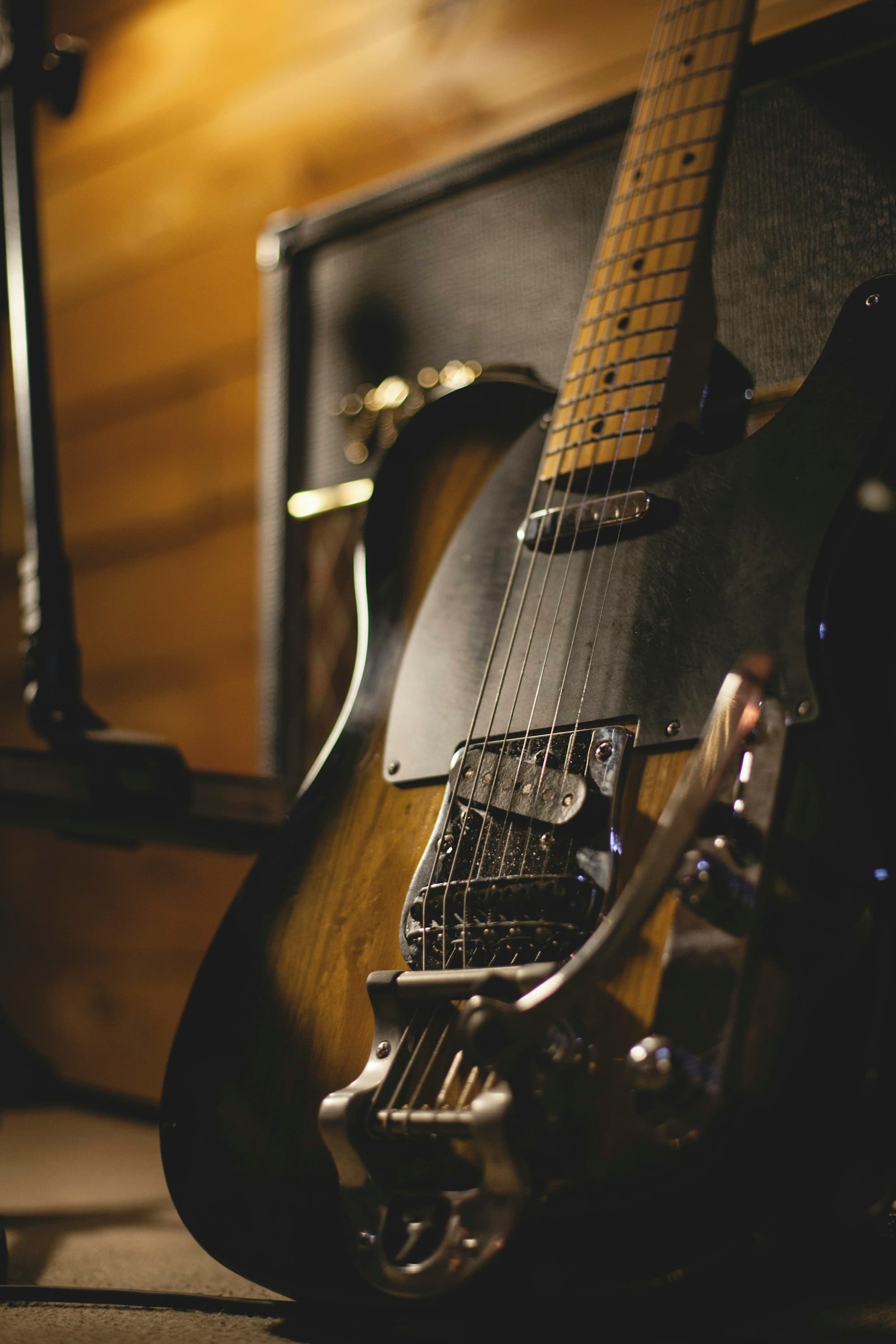 Akoestische gitaar tegen een stoel